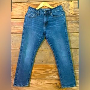 Amazon Essentials Men's Athletic-Fit
Jeans medium wash. Good condition.